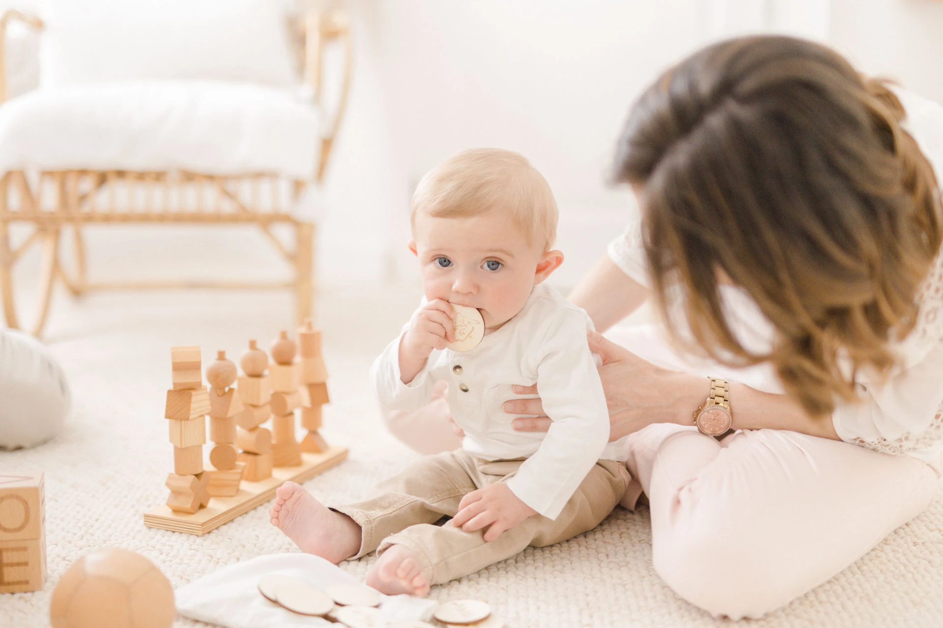 enfant jouer avec les enfants jouer jouet beige